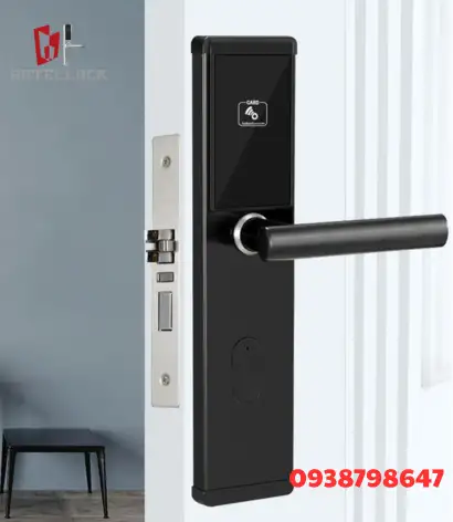 Khóa cửa khách sạn điện tửKhóa cửa điện tử thông minh cho khách sạn là giải pháp được nhiều cơ sở lưu trú lựa chọn nhằm nâng cao tính tiện nghi và an toàn trong quá trình vận hành. Công nghệ RFID cho phép sử dụng thẻ từ để xác thực quyền truy cập, giúp khách hàng thao tác mở cửa nhanh chóng và thuận tiện. Khi kết hợp cùng hệ thống quản lý khóa, sản phẩm còn hỗ trợ cơ sở lưu trú kiểm soát phòng và quyền ra vào một cách chuyên nghiệp hơn. với đầu đọc thẻ RFID 13.56Mhz