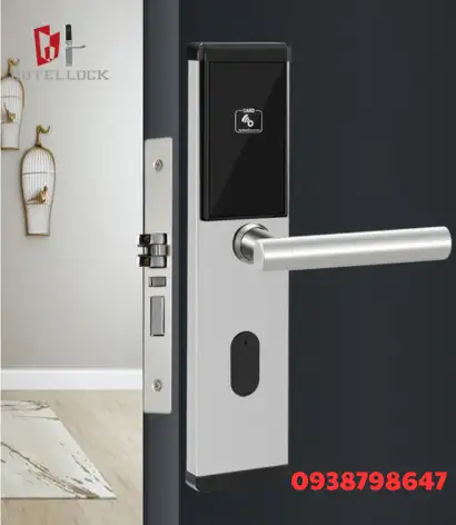 Khóa cửa khách sạn điện tửKhóa cửa điện tử thông minh cho khách sạn là giải pháp được nhiều cơ sở lưu trú lựa chọn nhằm nâng cao tính tiện nghi và an toàn trong quá trình vận hành. Công nghệ RFID cho phép sử dụng thẻ từ để xác thực quyền truy cập, giúp khách hàng thao tác mở cửa nhanh chóng và thuận tiện. Khi kết hợp cùng hệ thống quản lý khóa, sản phẩm còn hỗ trợ cơ sở lưu trú kiểm soát phòng và quyền ra vào một cách chuyên nghiệp hơn. với đầu đọc thẻ RFID 13.56Mhz