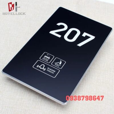 Tấm bảng gắn ở cửa khách sạn căn hộ biệt thự 15CDP6