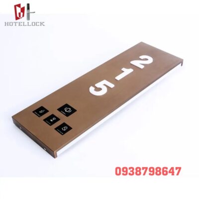 Tấm bảng gắn ở cửa Khách sạn sang trọng G12-150-457