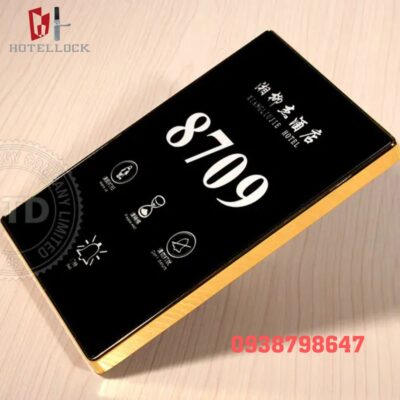 Tấm bảng biển gắn ở cửa khách sạn G12DP