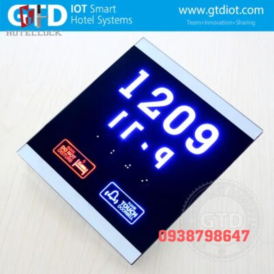 Tấm bảng gắn ở cửa phòng số trong chữ nổi G13BDP