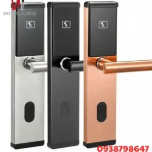 Khóa cửa khách sạn điện tửKhóa cửa điện tử thông minh cho khách sạn là giải pháp được nhiều cơ sở lưu trú lựa chọn nhằm nâng cao tính tiện nghi và an toàn trong quá trình vận hành. Công nghệ RFID cho phép sử dụng thẻ từ để xác thực quyền truy cập, giúp khách hàng thao tác mở cửa nhanh chóng và thuận tiện. Khi kết hợp cùng hệ thống quản lý khóa, sản phẩm còn hỗ trợ cơ sở lưu trú kiểm soát phòng và quyền ra vào một cách chuyên nghiệp hơn. với đầu đọc thẻ RFID 13.56Mhz