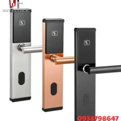 Khóa cửa khách sạn điện tửKhóa cửa điện tử thông minh cho khách sạn là giải pháp được nhiều cơ sở lưu trú lựa chọn nhằm nâng cao tính tiện nghi và an toàn trong quá trình vận hành. Công nghệ RFID cho phép sử dụng thẻ từ để xác thực quyền truy cập, giúp khách hàng thao tác mở cửa nhanh chóng và thuận tiện. Khi kết hợp cùng hệ thống quản lý khóa, sản phẩm còn hỗ trợ cơ sở lưu trú kiểm soát phòng và quyền ra vào một cách chuyên nghiệp hơn. với đầu đọc thẻ RFID 13.56Mhz